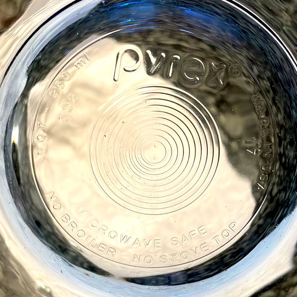 Cobalt blue Pyrex 1-quart bowl - Picture 3 of 3